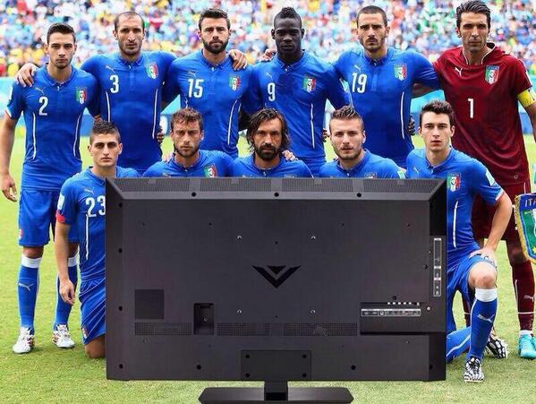 Gli italiani sembrano fermi a guardare la partita in tv