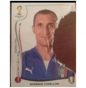 Sul web gira anche la foto di una figurina di Chiellini con il segno di un morso