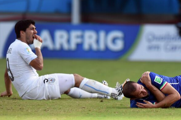 Subito dopo il morso di Suarez a Chiellini, i due giocatori sono a terra