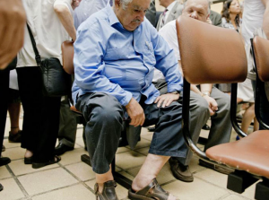 Il Presidente dell’Uruguay, José Mujica in fila in un ospedale pubblico come un comune cittadino