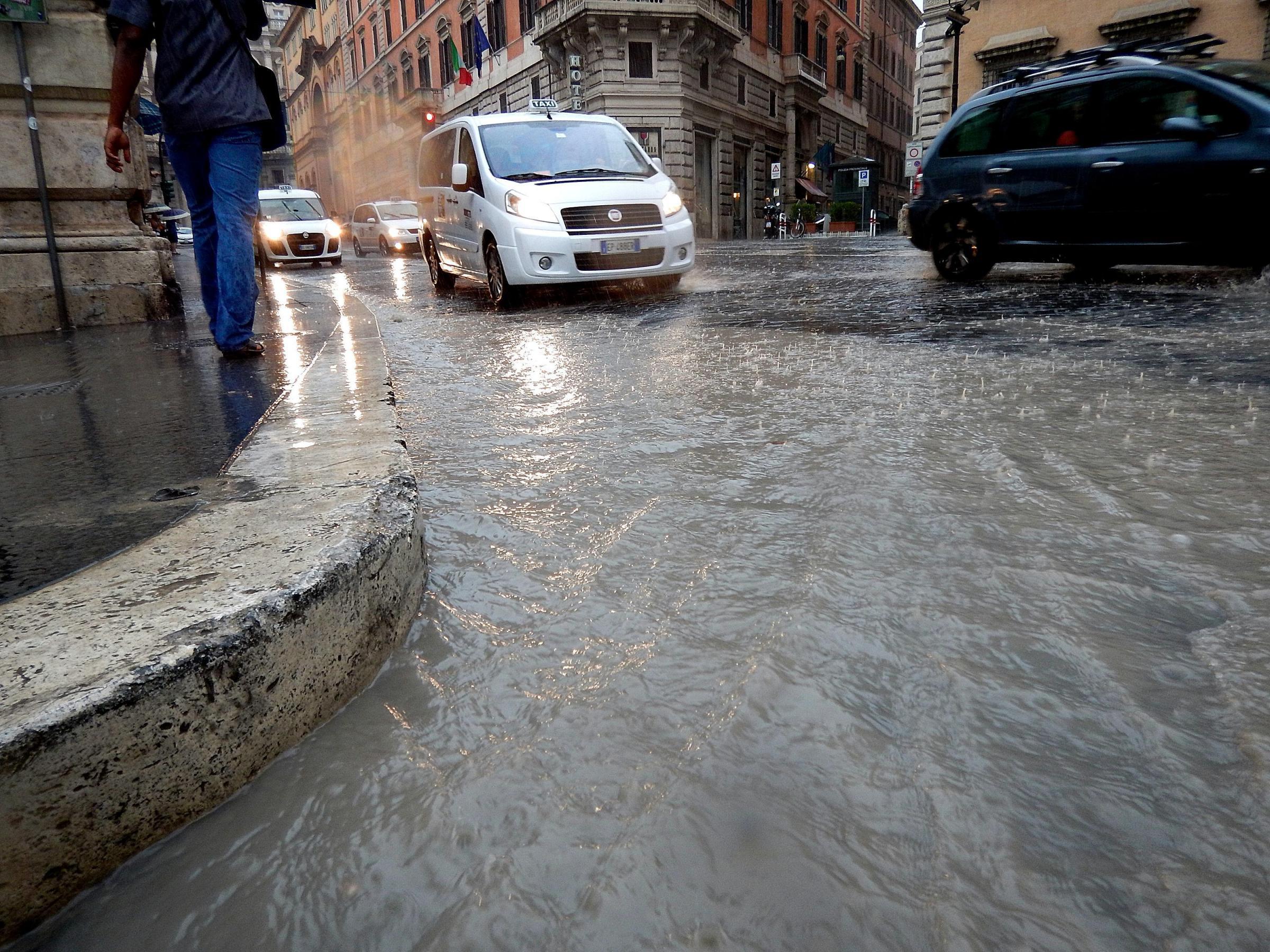Maltempo a Roma, disastri provocati dalla pioggia - Foto - Il Fatto