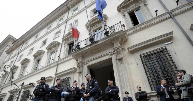 Copertina di Palazzo Chigi non paga stipendi da oltre 4 mesi: “Siamo in 200 senza contratto”