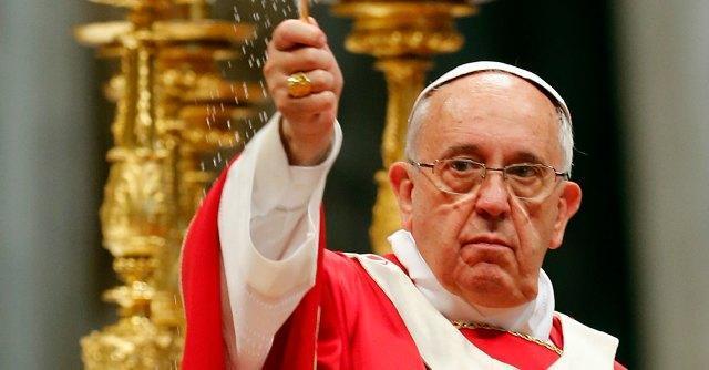 Copertina di Papa Francesco rimanda a casa il monsignore che difese il prete pedofilo