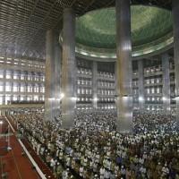 Venerdì di preghiera nella Moschea Istiqlal a Jakarta, Indonesia (4 luglio 2014)