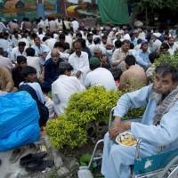 Musulmani pachistani attendono il tramonto per interrompere il digiuno.