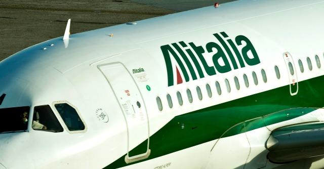 Copertina di Alitalia, Poste: “Non siamo socio speciale, ma diverso sì”. Cercasi altro garante