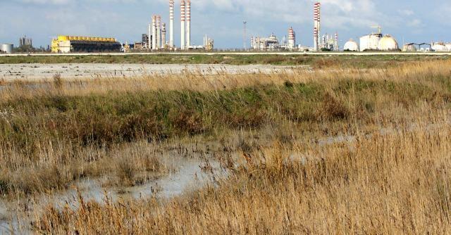 Copertina di Eni, la Procura di Brindisi apre inchiesta sul petrolchimico e la discarica di Micorosa