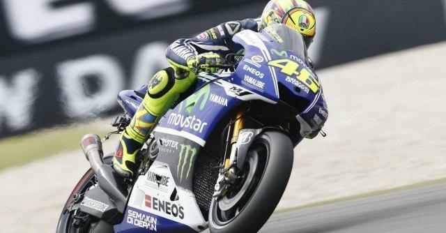 Copertina di Valentino Rossi resta in Yamaha, firmato il contratto: “Altri due anni con la mia M1”