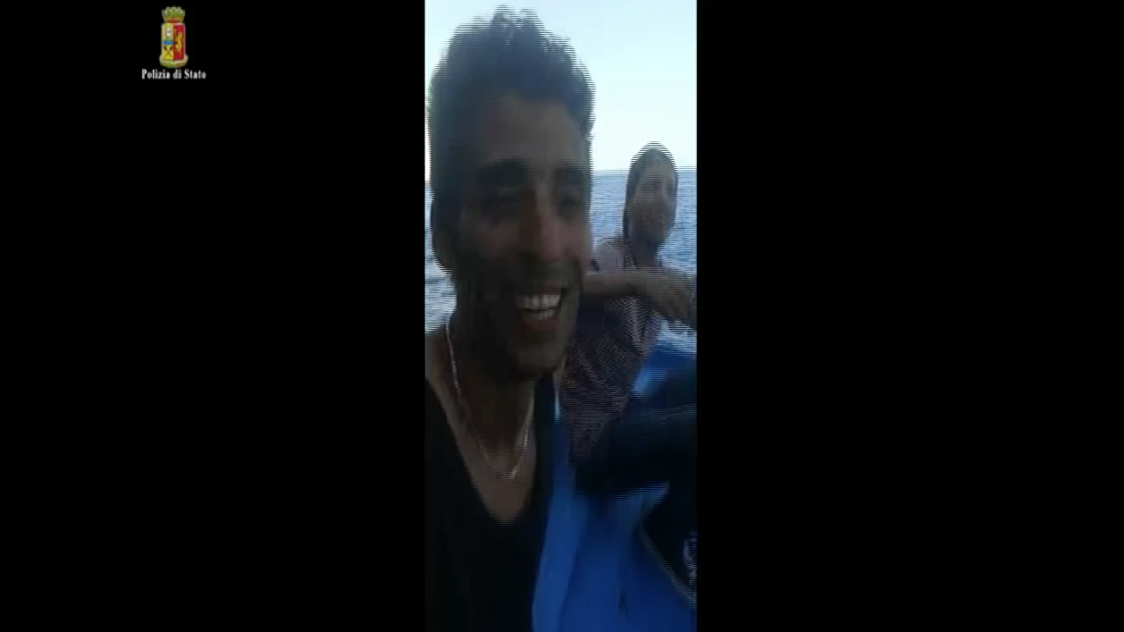 Copertina di Immigrazione, scafisti girano video durante traversata. E la polizia li arresta