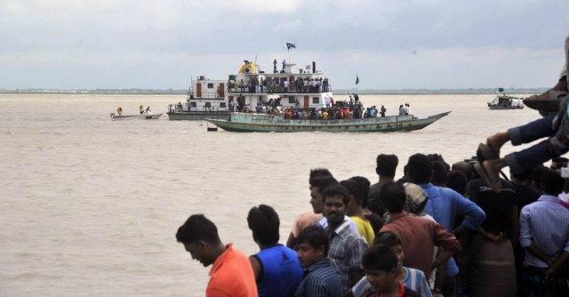 Bangladesh, traghetto con 250 passeggeri a bordo si rovescia nel fiume