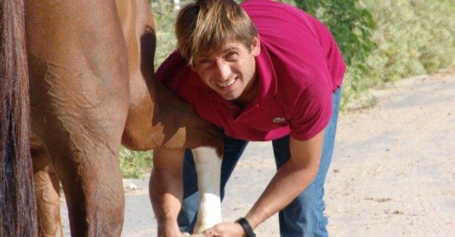 Copertina di “A Dubai faccio il veterinario per i cavalli degli sceicchi. Ma la mia casa è in Umbria”
