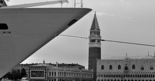 Copertina di Venezia, addio alle grandi navi ma fra due anni. “La laguna diventerà come Val Susa”