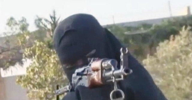 Khadijah, 22 anni, inglese: “Voglio essere prima jihadista a uccidere un occidentale”