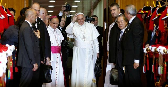 Iraq, Papa Francesco: “Lecito fermare l’aggressore, ma non bombardando”