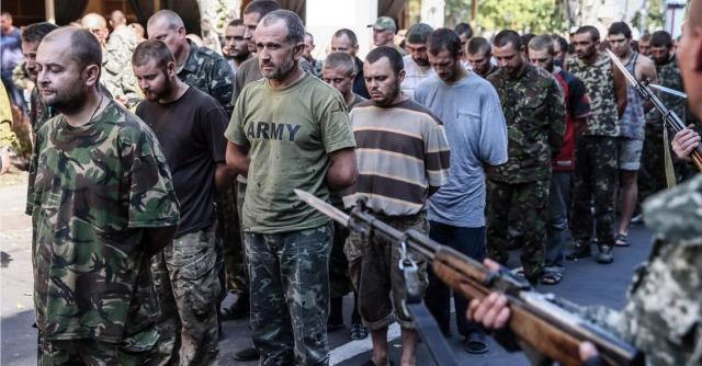 Ucraina, i ribelli fanno sfilare i prigionieri a Donetsk. Bombe su chiesa: “Tre vittime”