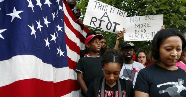 Usa, 18enne nero ucciso: nuovi scontri tra dimostranti e polizia, ferito agente
