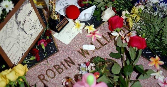 Robin Williams, “Vai, fai ridere Dio”: il saluto dei teatri e i fiori sul Walk of Fame