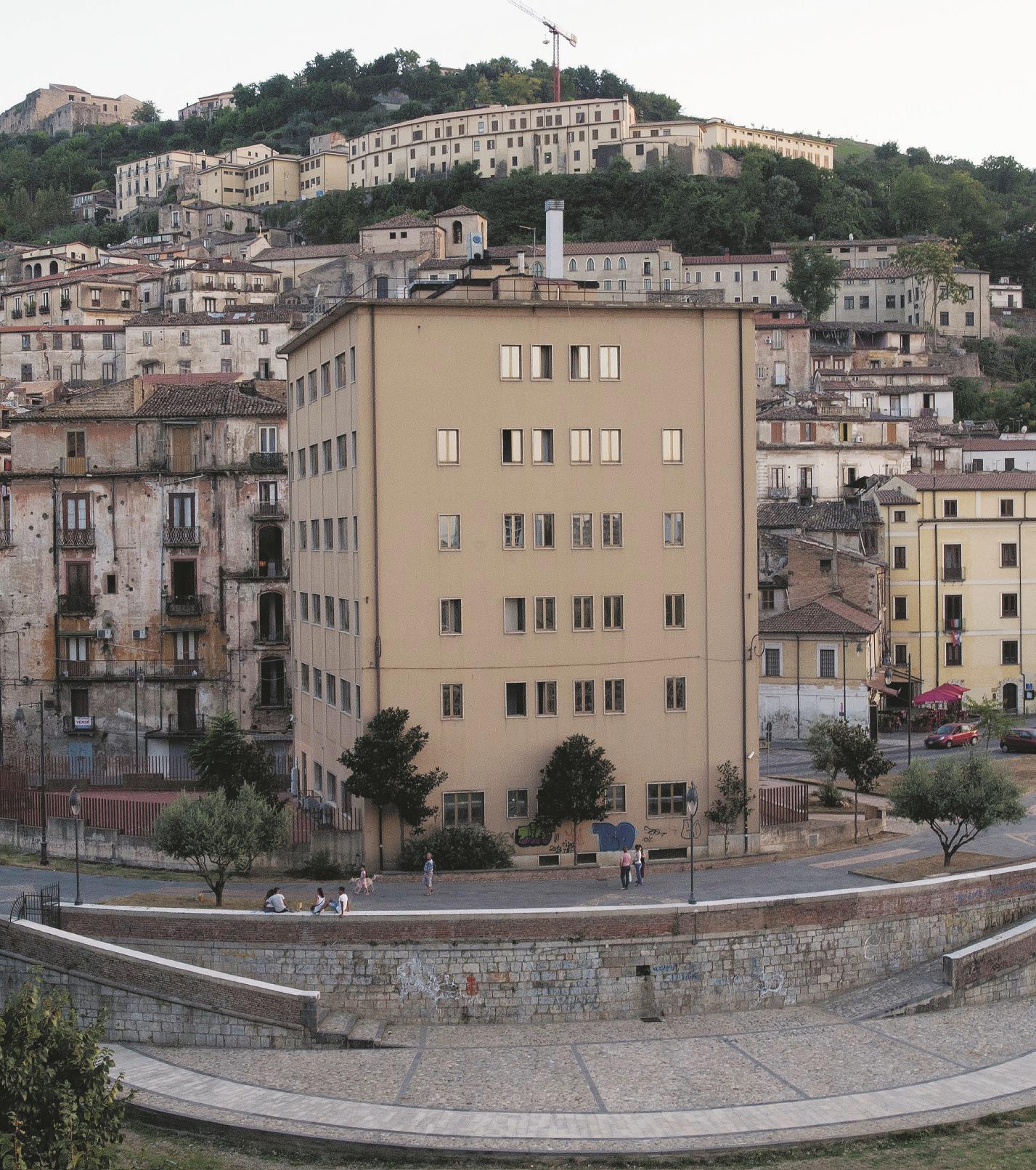 PRIMA. Ex-Jolly Hotel a Cosenza. Sul Fatto Quotidiano del 22/09/2014 – (Foto di Cecilia Vaccari)