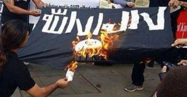 Isis, il nuovo “Ice Bucket” in Medio Oriente: “Brucia la bandiera dello Stato Islamico”