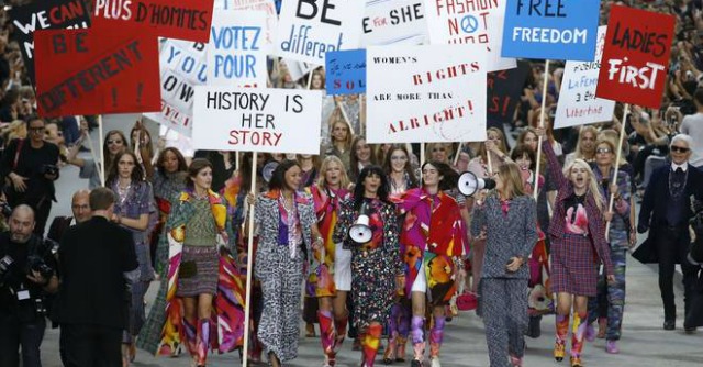 Copertina di Chanel, Karl Lagerfeld e la sfilata-corteo a Parigi: “Femministe e femminili”