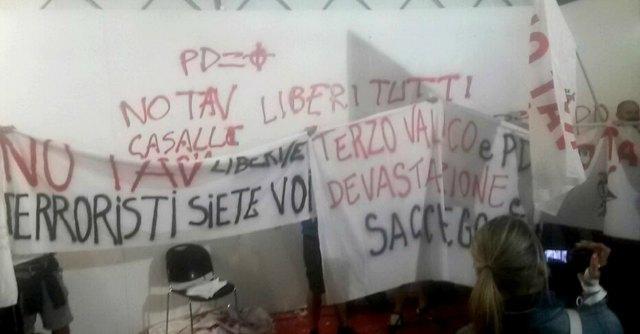 Copertina di Festa dell’Unità a Genova: spinte e urla contro la Tav e il procuratore Caselli