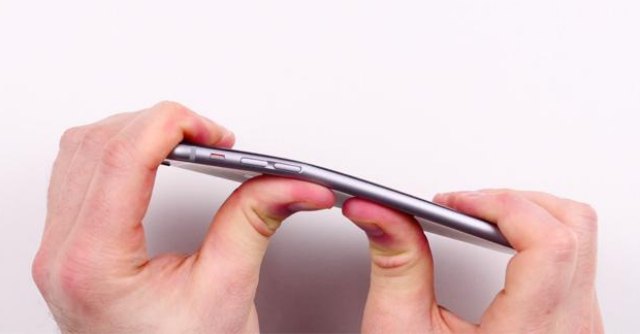 Copertina di iPhone 6, foto e ironia sul web: “Tenuto in tasca, il cellulare si piega facilmente”