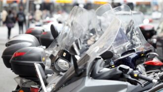 Copertina di Sospensione del bollo auto, i numeri ufficiali: 168,4 euro di risparmio medio per le auto, 59 euro per moto e motorini