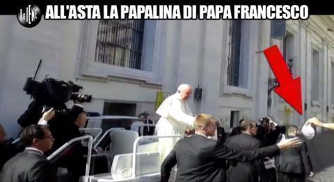 Le Iene mettono all’asta lo zucchetto di Papa Francesco per beneficenza