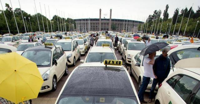 Uber, la vittoria dei tassisti: la Germania blocca l’applicazione in tutto il Paese