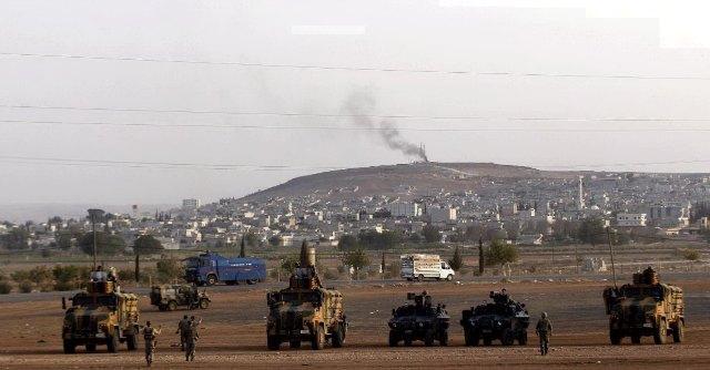 Isis, raid Usa a Kobane ma i jihadisti avanzano. Pentagono: “Bombe dal cielo non bastano”