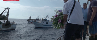 Copertina di Strage di Lampedusa, cerimonia in mare dei pescatori: “No alle passerelle dei vip”