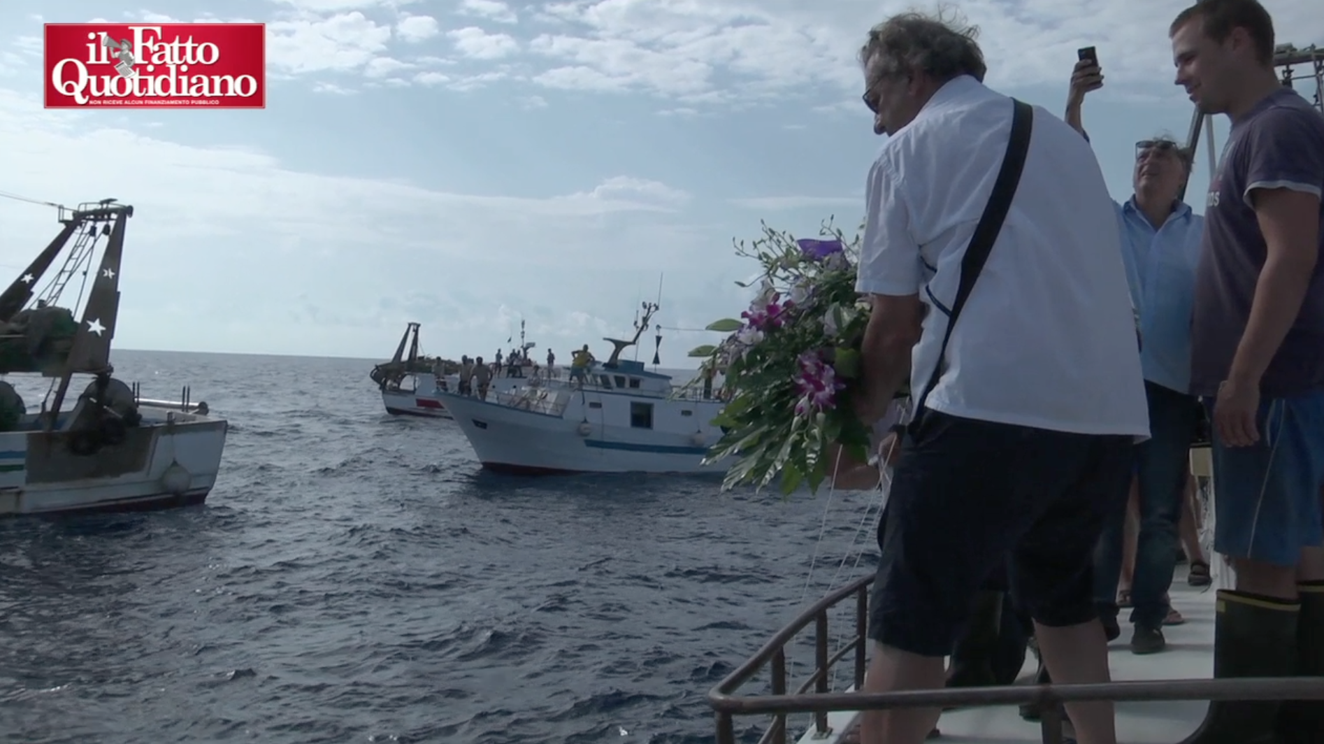 Copertina di Strage di Lampedusa, cerimonia in mare dei pescatori: “No alle passerelle dei vip”
