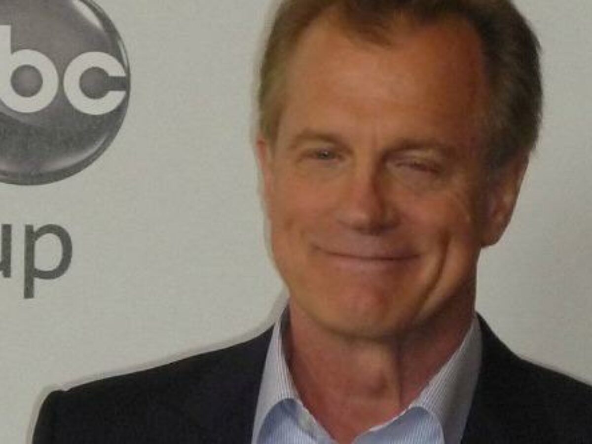 “L’ho visto nudo nel cortile. Quando ho saputo che c’erano altre ragazze coinvolte, mi sono sentita male”: la denuncia di Aprile Price contro Stephen Collins