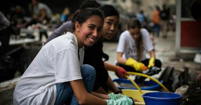 Copertina di Alluvione Genova, i volontari senza guida: da psicologi e scout ai bambini “fattorini”