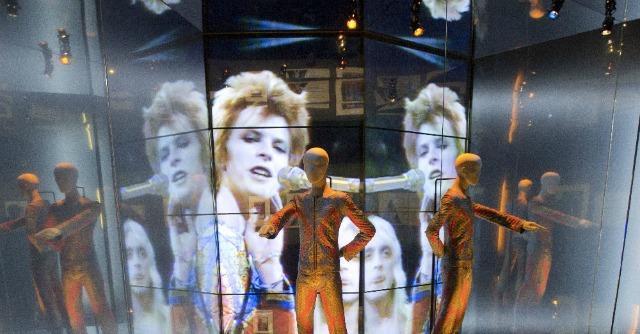 Copertina di “David Bowie is”, la mostra londinese dedicata a Ziggy Stardust diventa un film