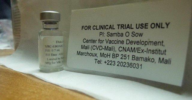 Copertina di Ebola, partito trial vaccino italiano in Mali. Scienziati: “Non etico test con placebo”