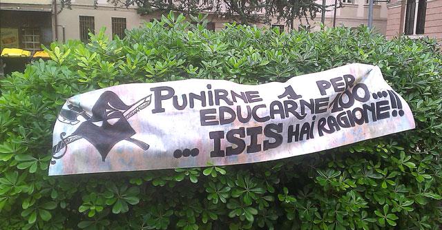 Copertina di Forconi Padova, lo striscione: “Isis hai ragione, punirne 1 per educarne 100”