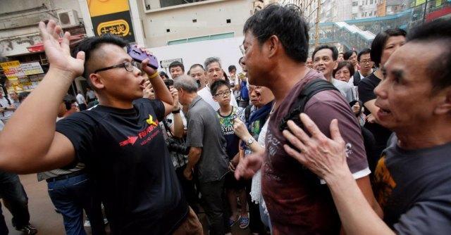 Hong Kong, scontri studenti-residenti filocinesi. “Annullato incontro con governo”