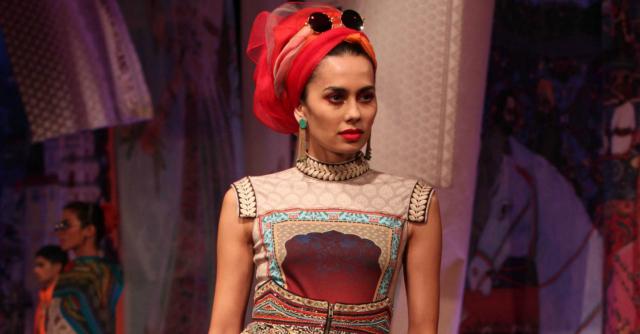 Copertina di Moda, lo stile indiano in passerella a New Dehli: tradizione e modernità
