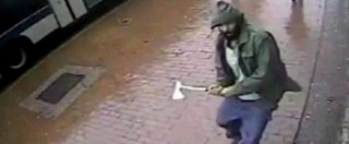 Copertina di New York, aggredisce poliziotti con accetta: “Vicino a estremismo islamico”