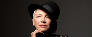 Copertina di Annie Lennox rivisita i classici jazz anni ’30 e ’40 nel nuovo album “Nostalgia”