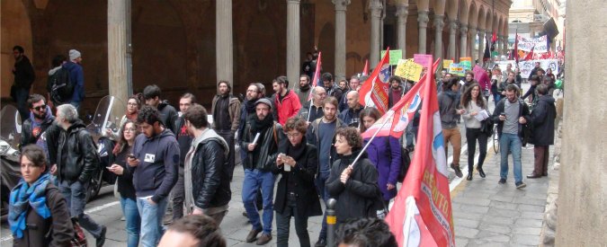 Sciopero sociale Bologna, cortei di studenti e sindacati in piazza