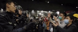 Copertina di Hong Kong, assalto al parlamento: scontri tra dimostranti e polizia, 4 arresti – Video