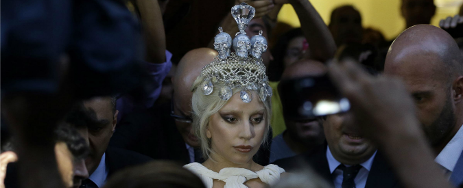 Lady Gaga a Milano vestita di tentacoli riempe il Forum. E parla di diritti LGBT