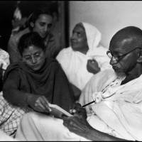 Gandhi dictates a message, just before breaking his fast. Birla House, Dehli, India. 1948. © Henri Cartier-Bresson / Magnum Photos