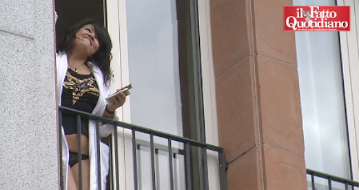 Copertina di Sciopero Milano, la turista in mutande saluta il corteo Fiom dalla sua suite