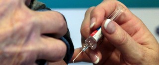 Copertina di Vaccino antinfluenzale, Aifa blocca due lotti di Fluad: “Tre morti sospette”