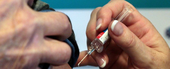 Vaccino antinfluenzale, Aifa blocca due lotti di Fluad: “Tre morti sospette”