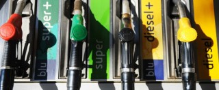 Copertina di Benzina, Codacons: “In Italia prezzi più alti del 20% rispetto a media Ue. Anche se il petrolio è ai minimi dal 2009”