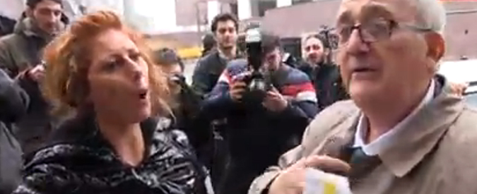 Copertina di Milano, Borghezio nelle case popolari. Dà biglietti da visita e scappa da attivisti